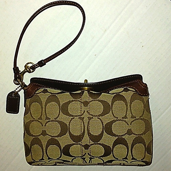 ☆Fabulous EUC COACH Signature Large Capacity Turnlock Baguette/Wristlet ☆ - Picture 16 of 16